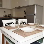 Spacious 2bdr - Free Parking - Walk Everywhere - 300 Mbps Wifi Apartment *