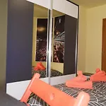 Spacious 2bdr - Free Parking - Walk Everywhere - 300 Mbps Wifi *
