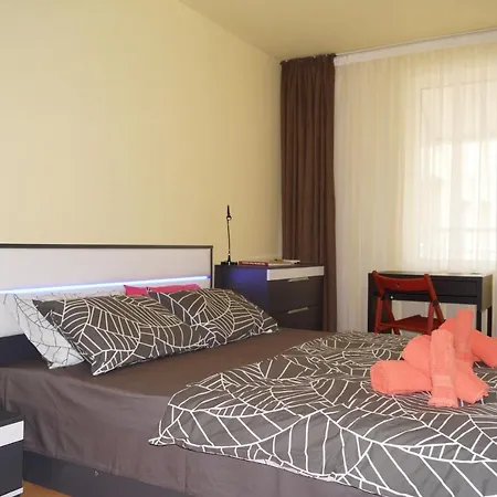 Spacious 2bdr - Free Parking - Walk Everywhere - 300 Mbps Wifi