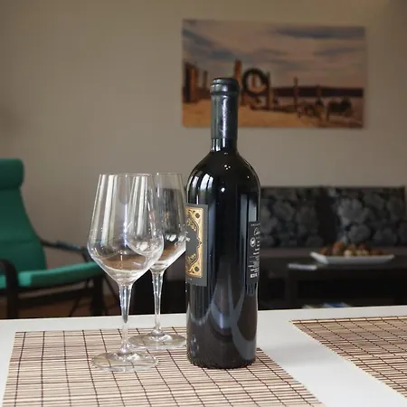 Spacious 2bdr - Free Parking - Walk Everywhere - 300 Mbps Wifi